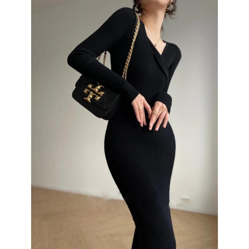 [] Retro and thin waist design sense Autumn and winter versatile V-neck knitted hip-wrapped inner dress