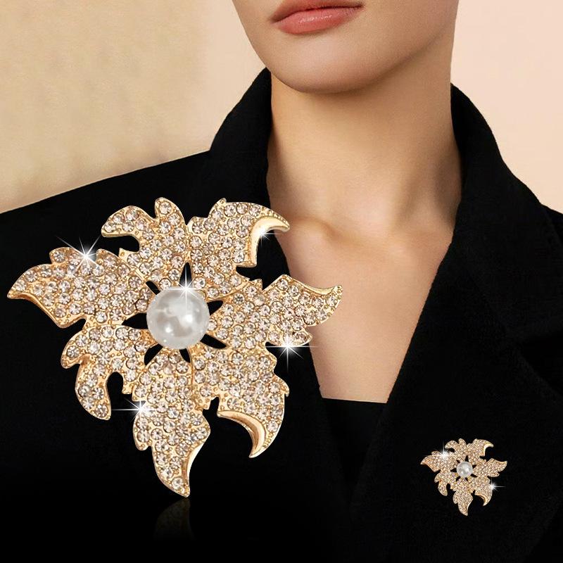 

Luxurious French Irregular Maple Leaf Zirconia Brooch with Rhinestones and Pearls золотой