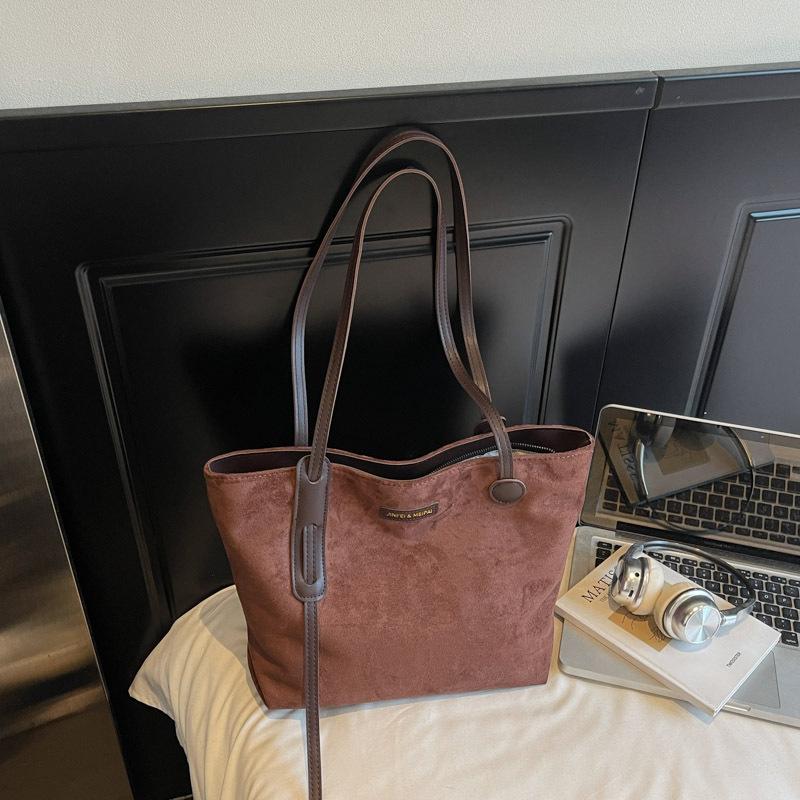 

Tote bag women s large capacity 2025 autumn new foreign style matte retro shoulder bag suede work commuter bag