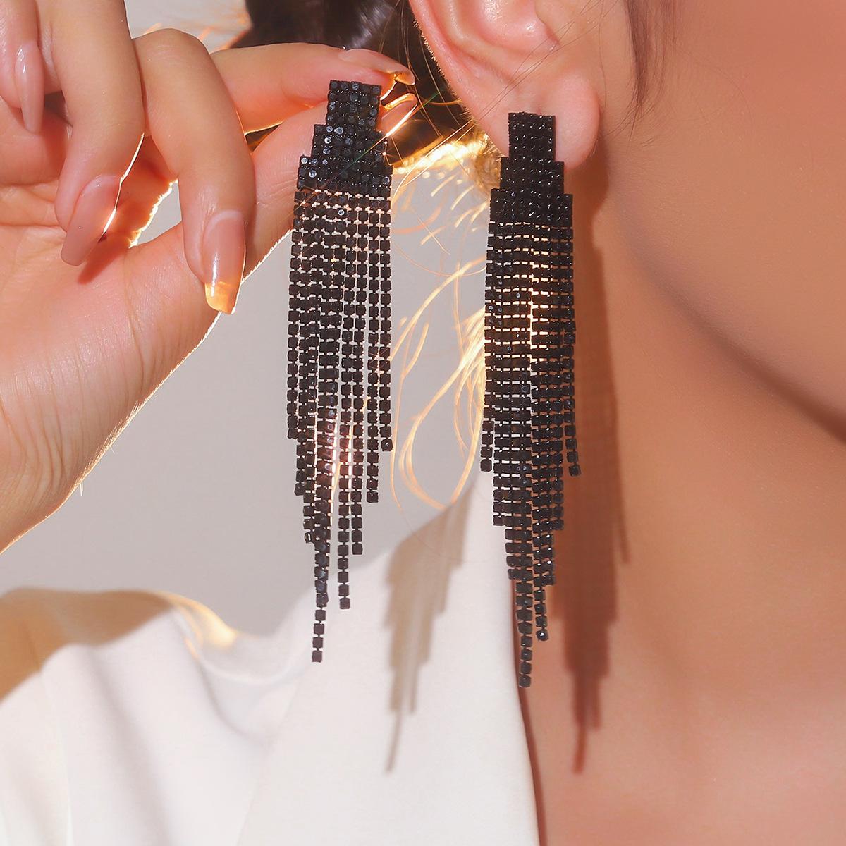 

Классические черные длинные серьги с бахромой