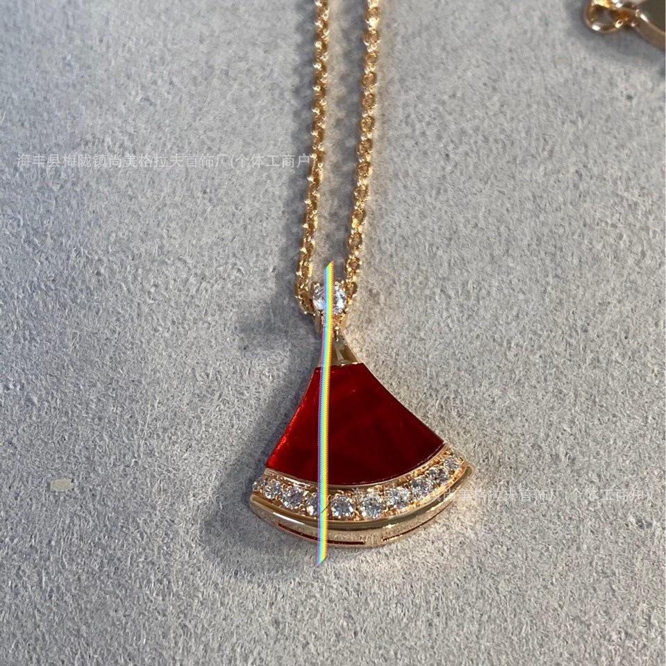 18K Rose Gold Fan-Shaped Necklace Set with Diamonds and Mother-of-Pearl красный