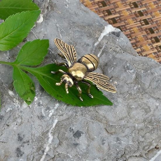 Brass Bee Figurine Tea Pet Solid Metal Bee Figure Model Statue Sculpture Toy Desktop Decoration Ornament Festival Collectible Gift