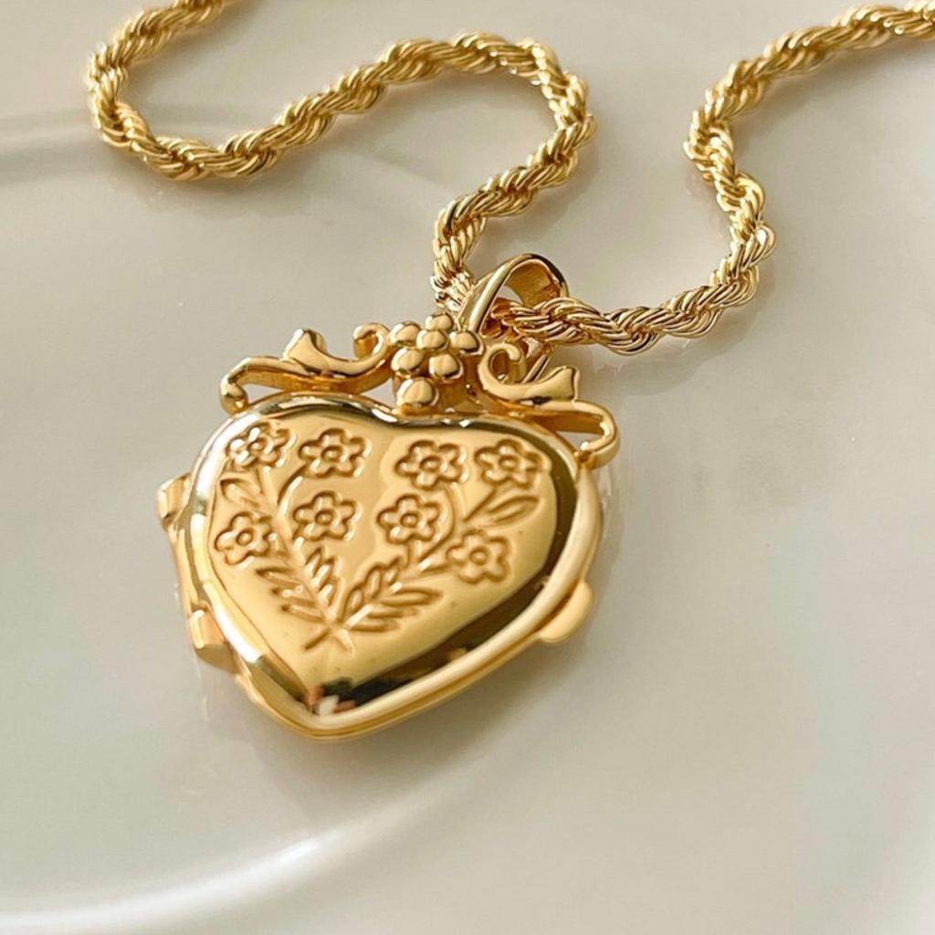 Love Flower Album Pendant Square Opening And Closing Necklace Niche Design Opening And Closing Love Pendant Collarbone Chain