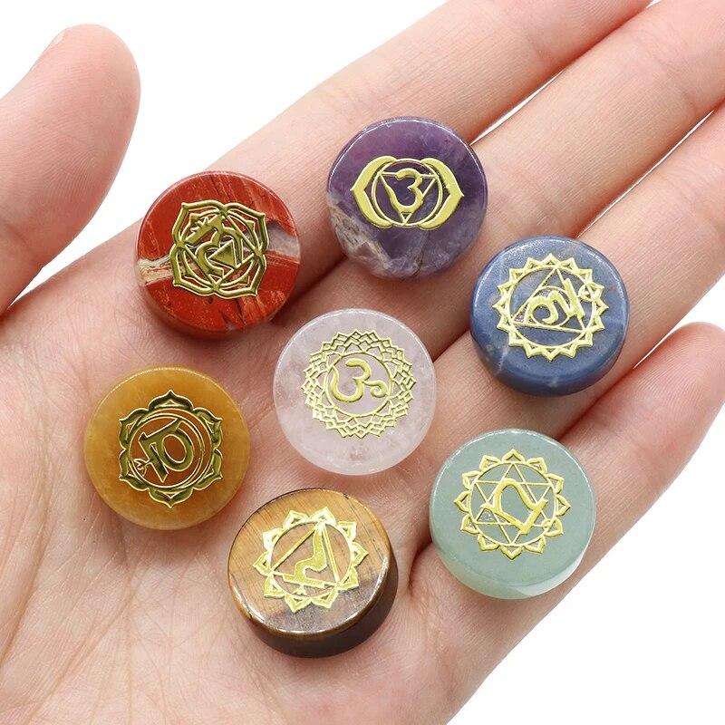 7 pezzi/Confezione Forma Rotonda 7 Pietre Naturali Ornamento Ametista Quarzo Energia Simboli Incisi Reiki Divinazione Guarigione 16-18mm