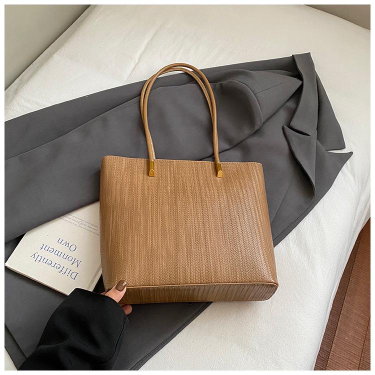 

Korean version of fashion casual large-capacity women s armpit bag 2025 new solid color simple tote bag large-capacity shoulder bag