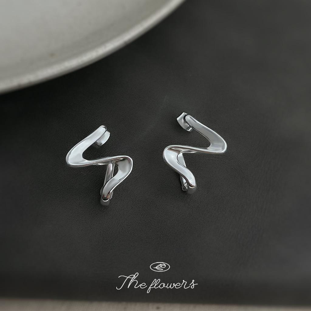 Personalized sweet and cool wind~ distorted space geometric lines silver needle earrings ins niche earrings