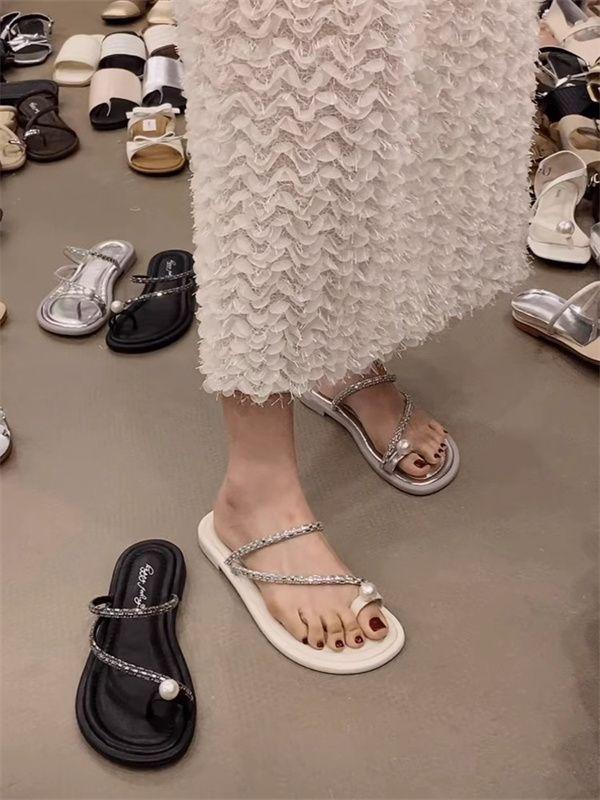 Slippers women's wear 2025 new summer flat out cover toe beach sandals French pinch cold slippers