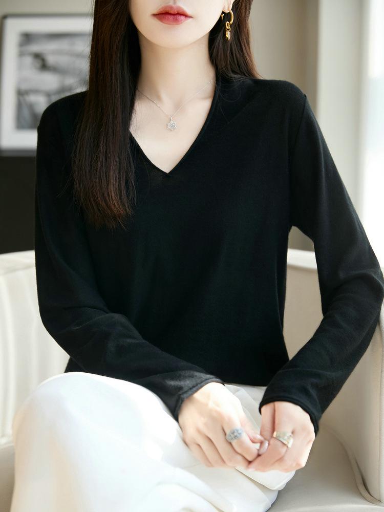 Elegant V-Neck Wool Sweater: Neck-protecting, 16-gauge Fine-spun, Long-sleeve, Versatile Base Layer for Autumn and Winter.