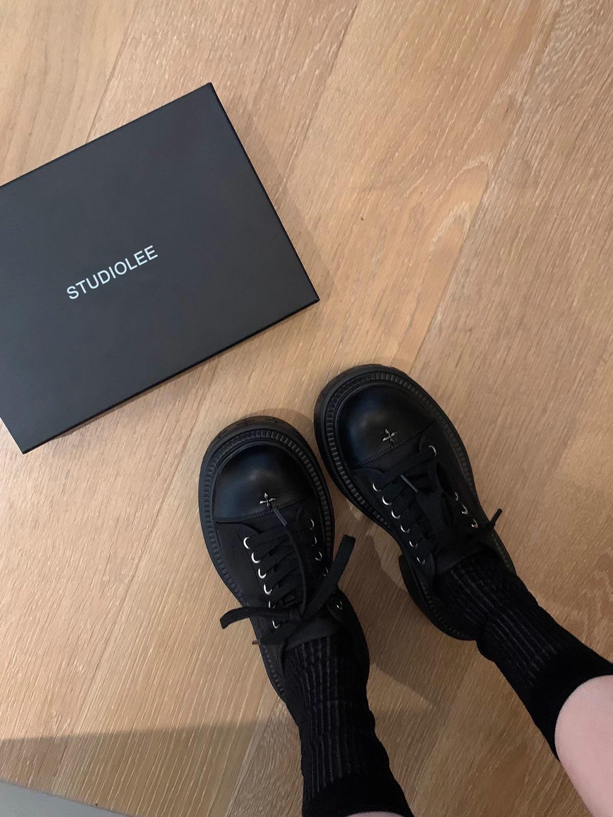 

Версия из овчины~ большая круглая голова 8см толстая подошва с танкеткой шнуровка кожаные маленькие белые туфли повседневные парусиновые туфли женские 35 чёрный