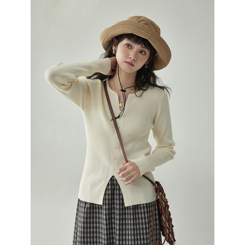 

Amuu North Island V-neck Slim Fit Bottoming Top Pullover Apricot color L