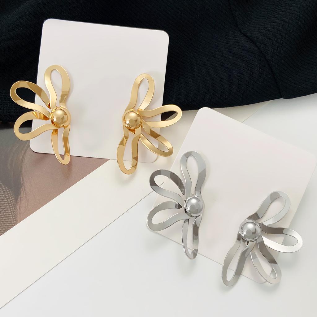 Vintage Steampunk Exaggerated Design Big Stud Earrings for Women High Quality Alloy Hollowed Flower Petal Personality Earring