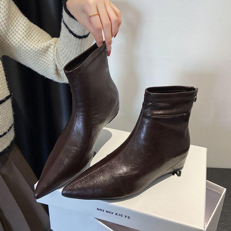 The daily height of the feet is not tired, the small pointed short boots are simple, the small fragrant style is thin, and the thin boots