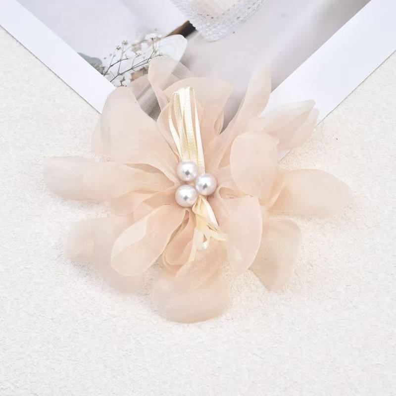 Ručně vyrobená mašle z perlové příze: Organzová květina pro vlasové a oděvní doplňky, šperky a DIY řemesla