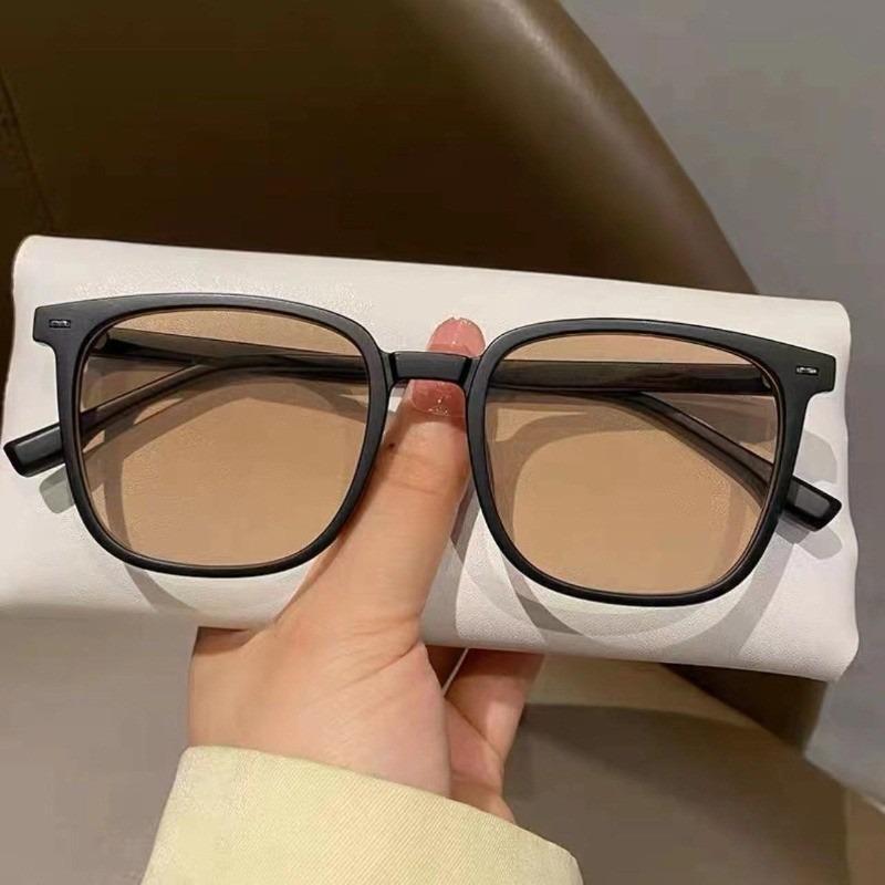 

1pcs Unisex photochromic glasses, auto gray/brown. Lightweight black frame, quality lenses. For driving, travel & office.