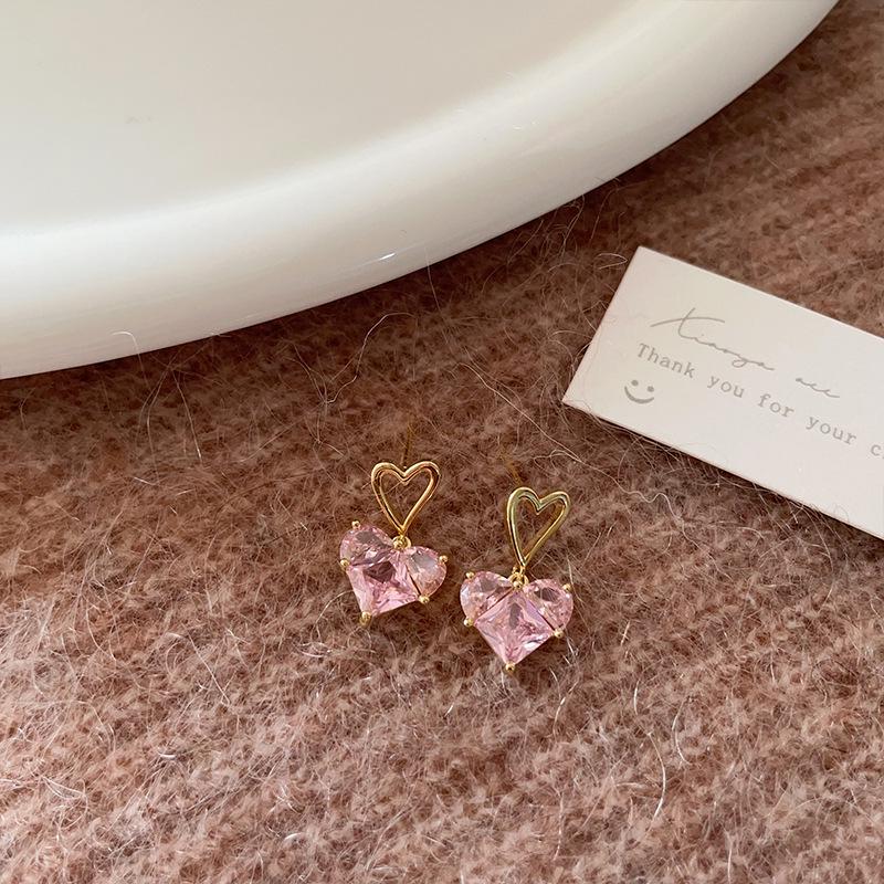 

Элегантные серьги-пусеты с розовым цирконом в форме сердца и жемчугом - Высокая мода и универсальный аксессуар