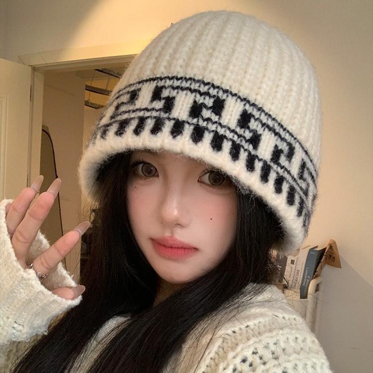 A Versatile Large Head Cap That Makes Your Face Look Smaller and Keeps You Warm in Autumn and Winter