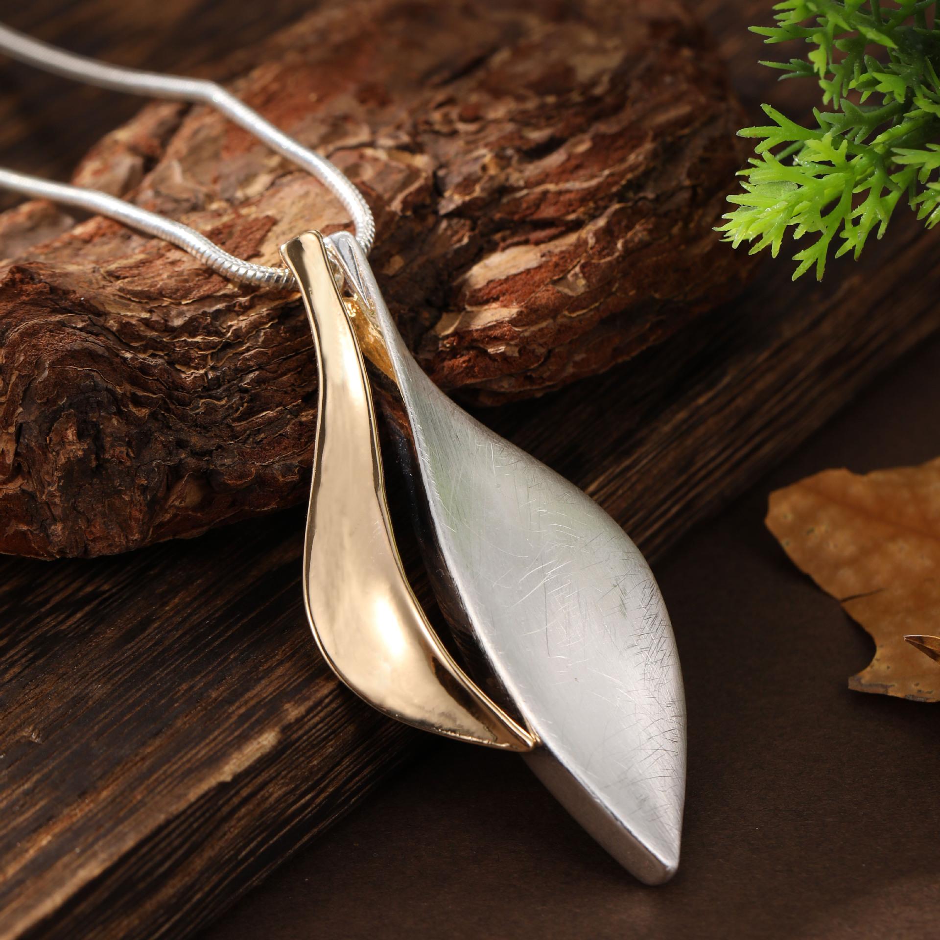 

Новый кулон в виде матового геометрического листа, женское модное ожерелье с нерегулярным матовым листом, создающее ощущение высокого стиля