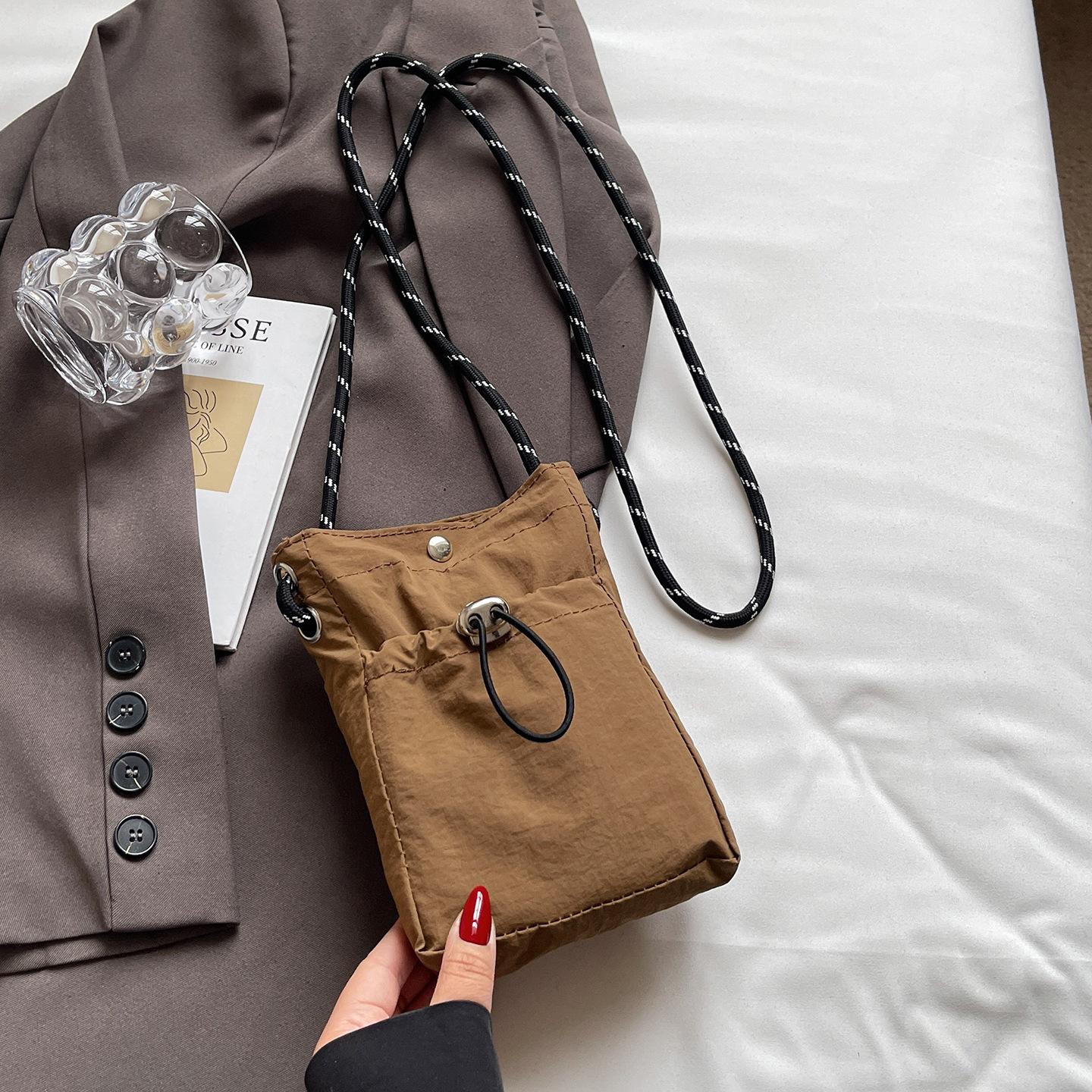 

Internet celebrities ins shoulder messenger bag drawstring bag 2025 niche sense fashion lightweight mini mobile phone nylon bag women