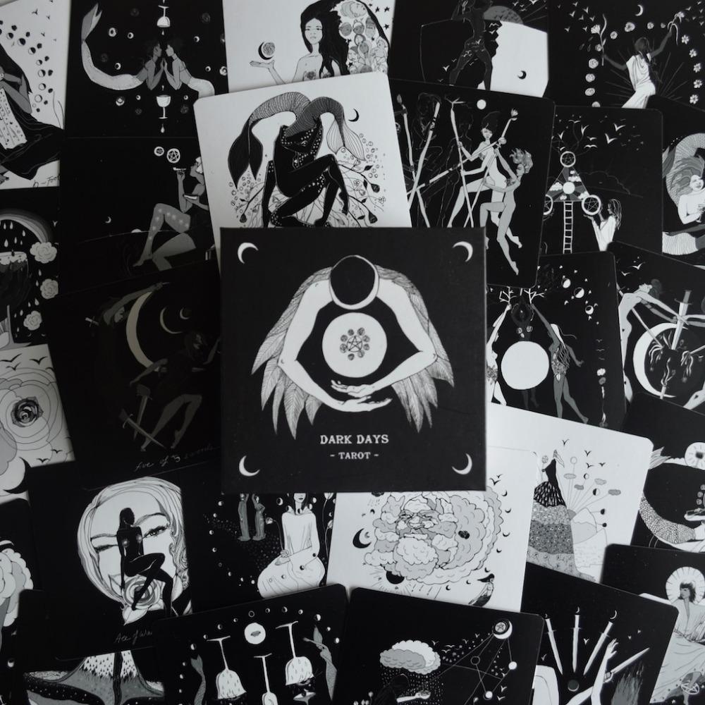 Dunkle Tage Tarot: Ein 78-Karten-Illustrations- und Wahrsagedeck, inspiriert von göttlicher weiblicher Energie, Schwarz-Weiß, 7,5 x 7,5 cm