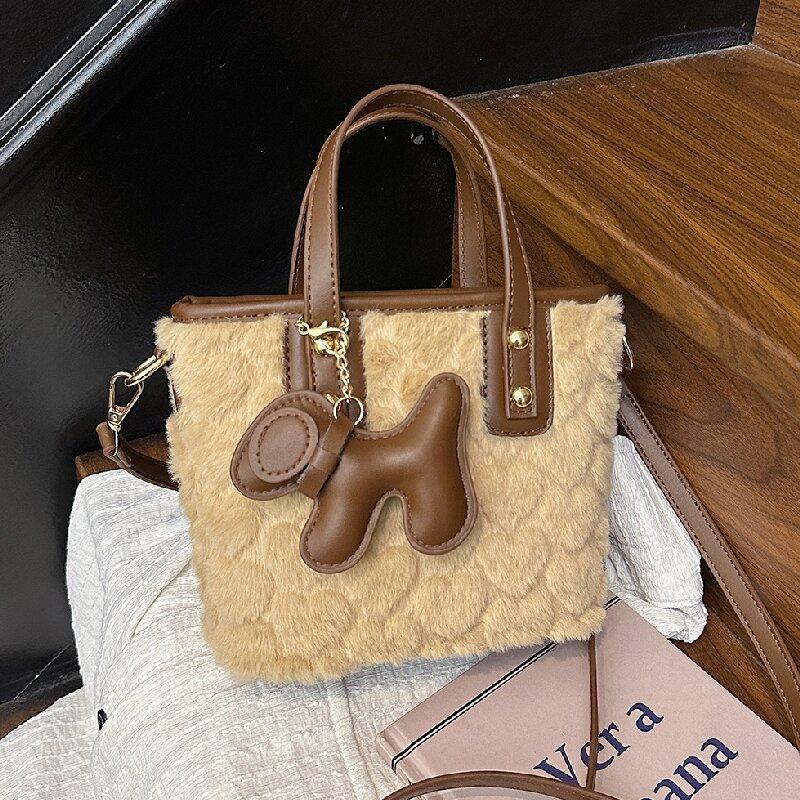 Zachte Pluche Emmer Schoudertas voor Dames Hartvormige Pluizige Handgreep Messenger Bag Winterse Pluizige Handtas koffie