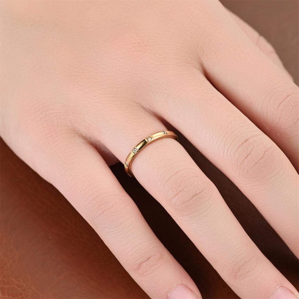 A 1pc Stylish, Stylish, Versatile and Simple Titanium Steel Ring with Synthetic Zircon Design