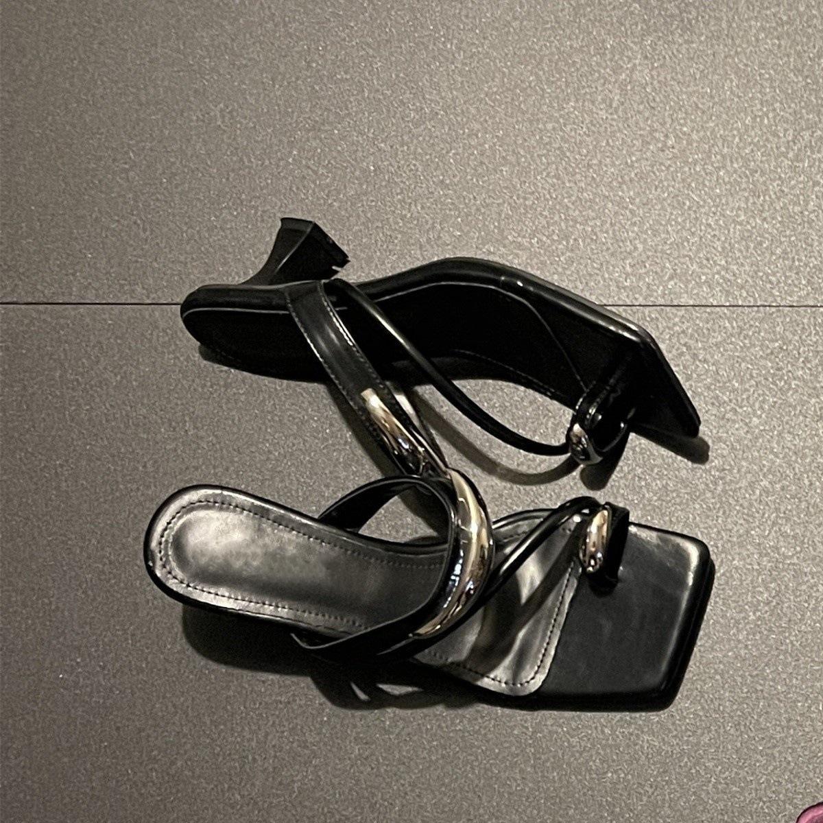 

2025 весна и лето новые популярные туфли с металлической застежкой на носу модные универсальные легкие роскошные босоножки с квадратным носком на высоком каблуке 40 чёрный