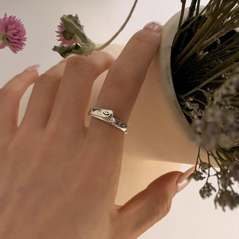 Minimalistischer Smiley-Gesicht-Ring im koreanischen Stil für Damen Modisches verstellbares Kupferdesign