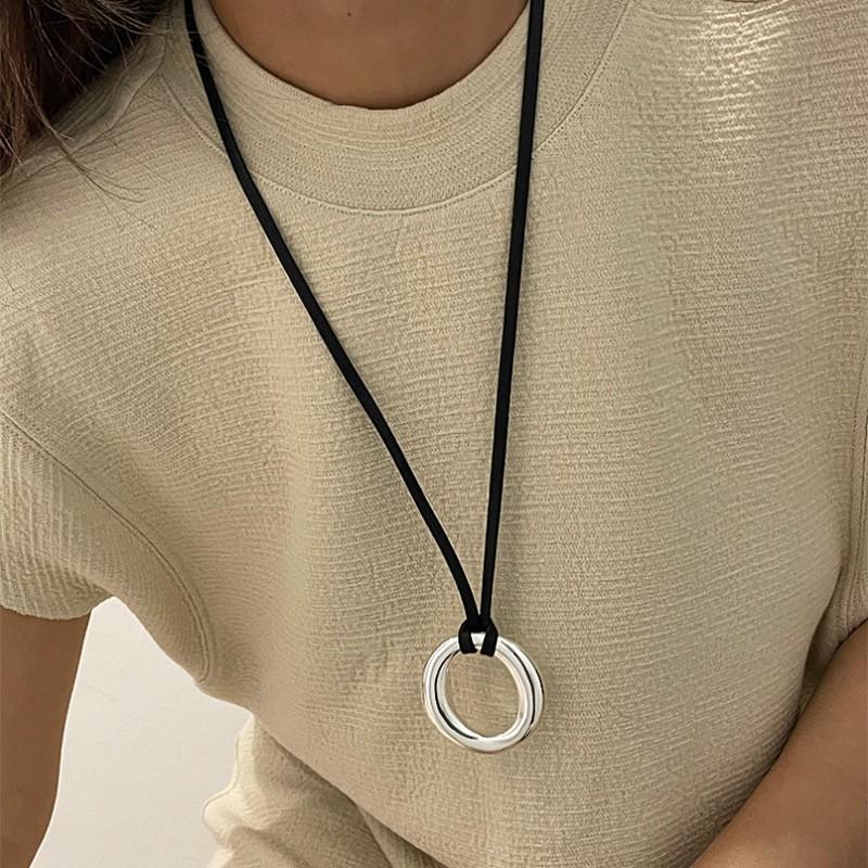 New Chinese leather pendant, fringed necklace, female ethnic style, niche retro sweater chain, fashion and high-end item jewelry.