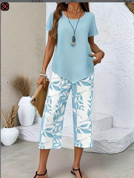 Hellblaues Zweiteiler-Set mit kurzen Ärmeln, Cropped-Top und bedruckter Hose
