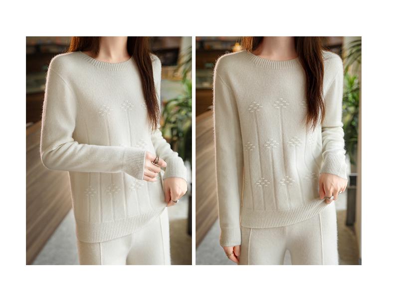 Elegant Autumn/Winter 100% Wool Slimming Pullover Sweater with Round Neck and Long Sleeves for Women