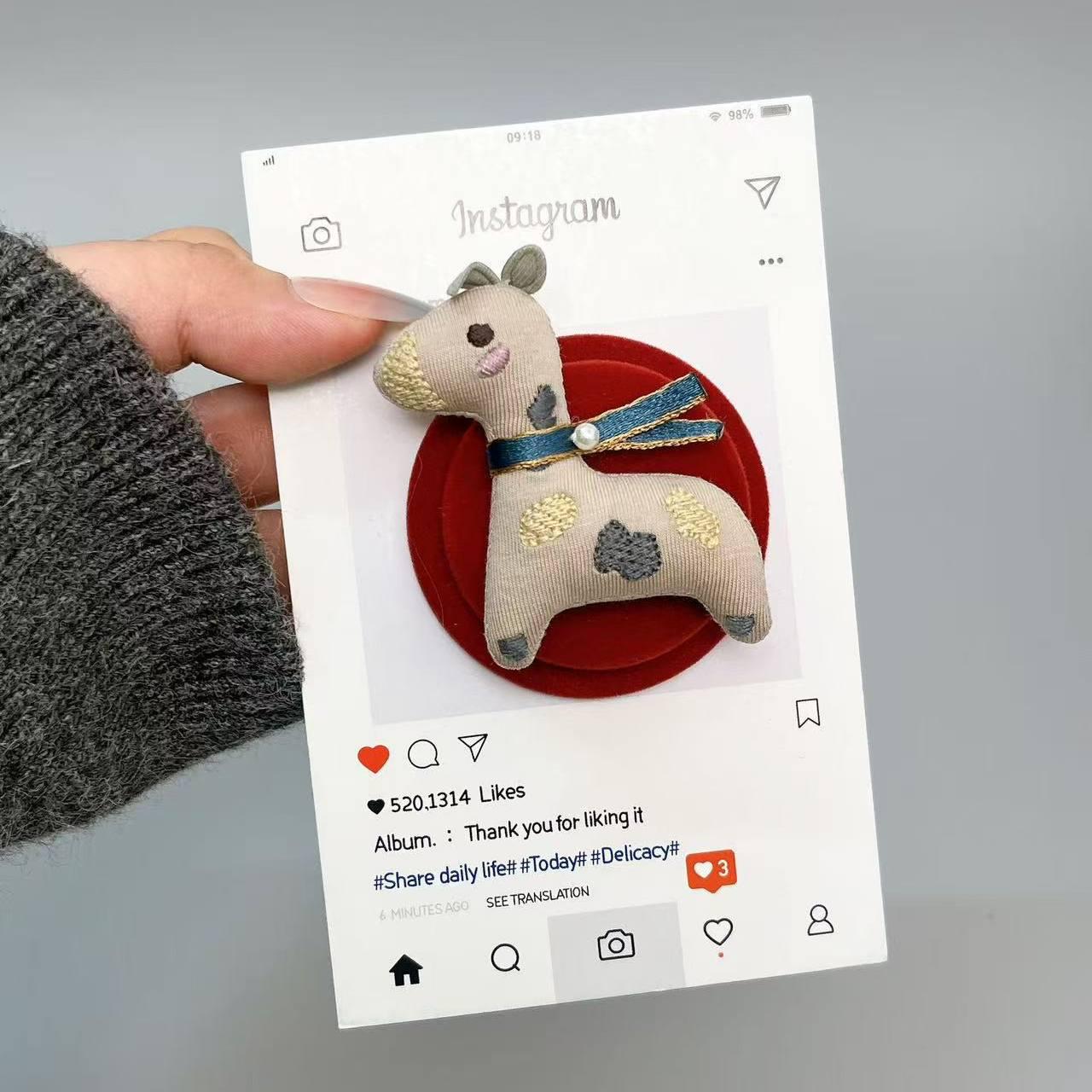 

Plush Pearl Horse Magnetic Phone Holder: Retractable, Foldable & Stylish