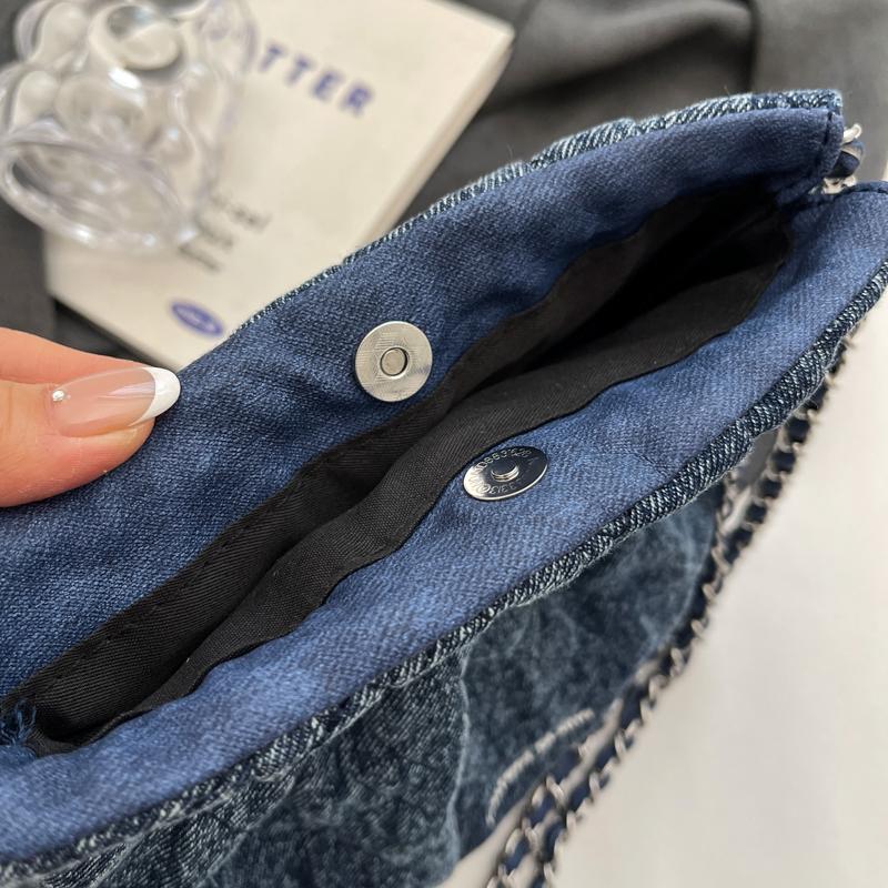 A solid color cloth bag shoulder bag, can be carried across the body, fashion popular style, to meet the daily commute for women