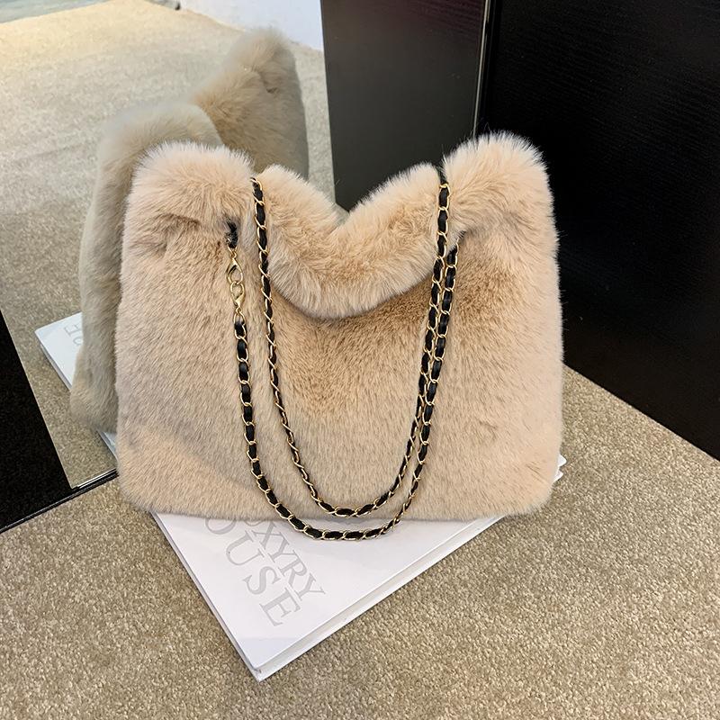 Kvinnor Fluffig Crossbody-väska Mjuk Plysch Satchel-väska Fauxpäls med Hänge Stor Kapacitet Kvinnlig Mode Resväska