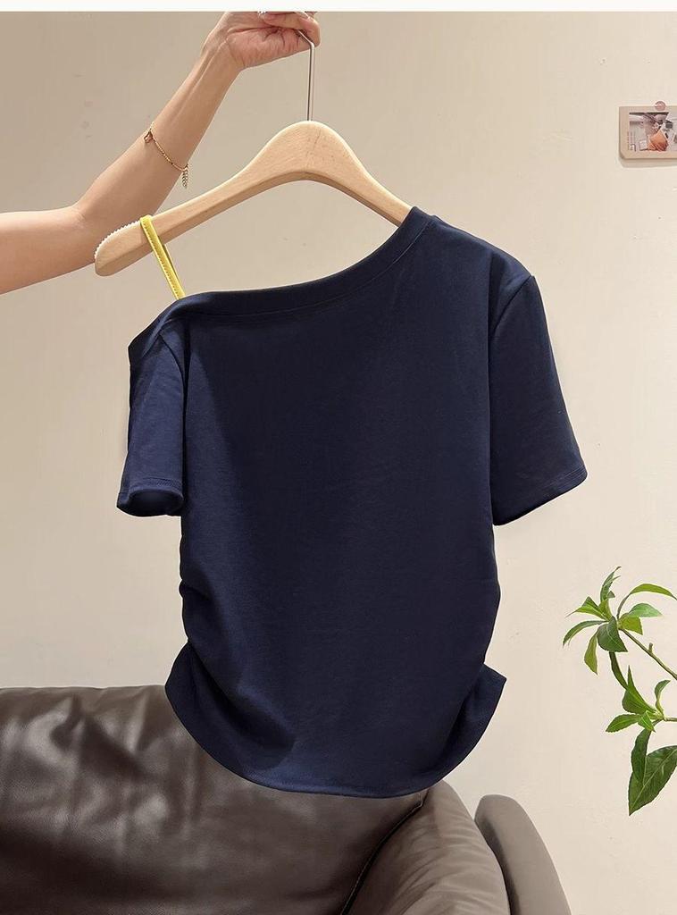 Women's Slim-Fit Spicy Girl One-Shoulder Letter Print Top, Short Sleeve, Fake Two-Piece, Perfect for Summer Commutes.