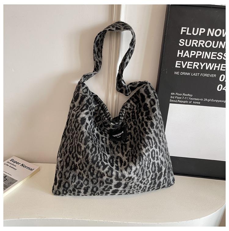 

2025 autumn and winter new large-capacity shoulder bag commuter women s bag retro versatile temperament bag leopard print tote bag чёрный