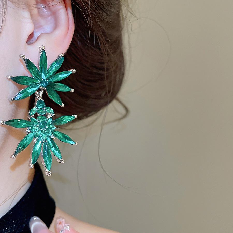 Silver Needle Rhinestone Flower Geometric Studs: Exquisite, Luxurious, High-End Earrings for Women