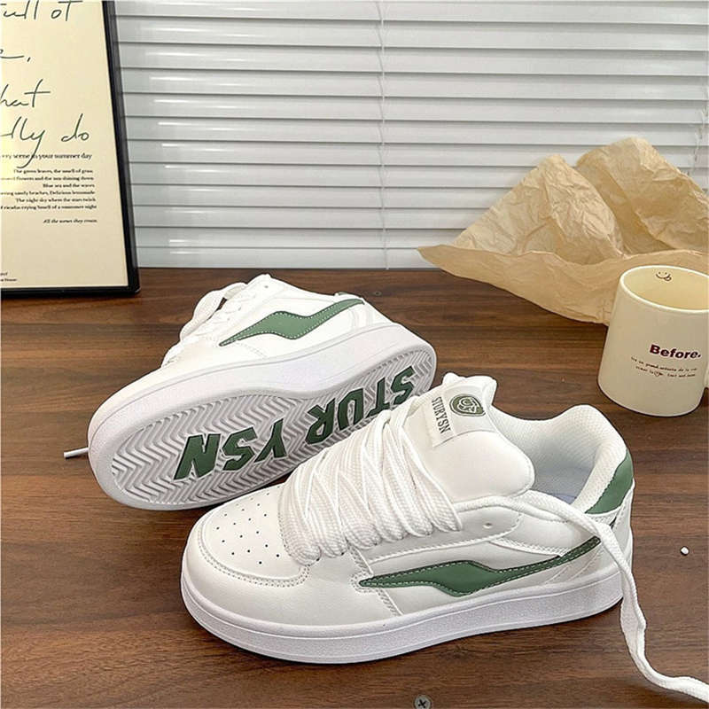 Student versatile little white shoes women's niche bread shoes ins tide 2025 new autumn versatile sports and leisure board shoes