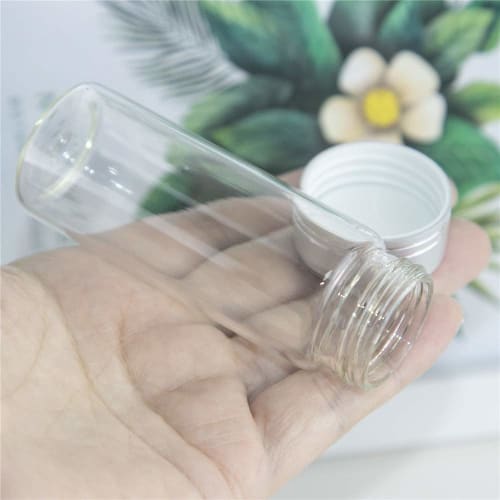 6 mini glass bottles with silver aluminum lids and white plastic bottoms. Perfect for seasoning, making wishes, or drifting. Silver aluminum lid - 40m