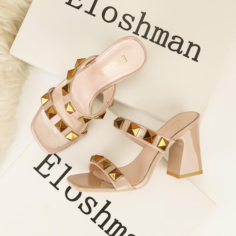 

Модные банкетные туфли на высоком каблуке с квадратной головкой и открытым носком, с заклепками, одно слово, с толстым каблуком, женские классные тапочки 41