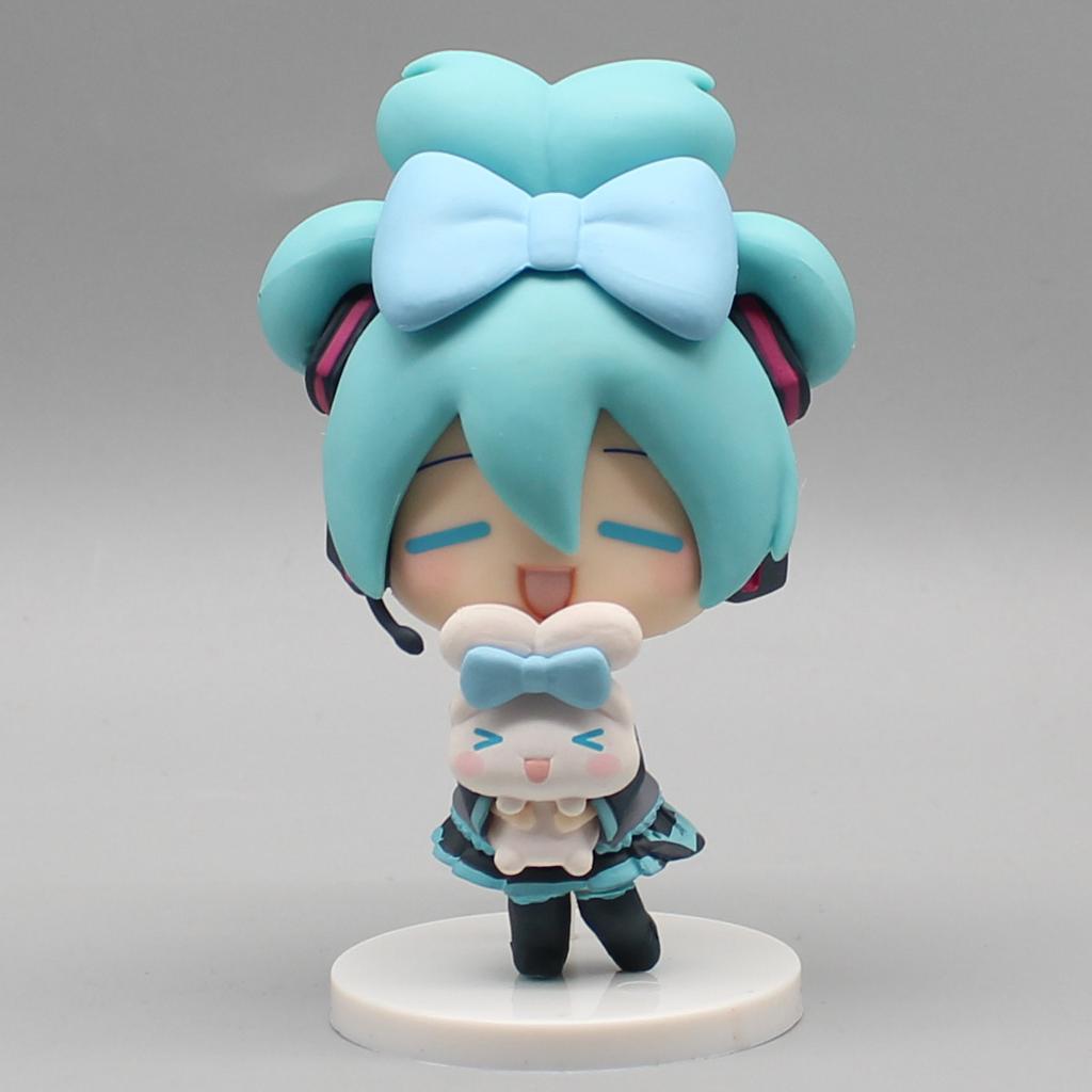 Hatsune Miku Anime Figurine Holding Cinnamoroll Bean Eyed Kawaii Tabletop Decorations Action Figures Doll Model Children ToyGift