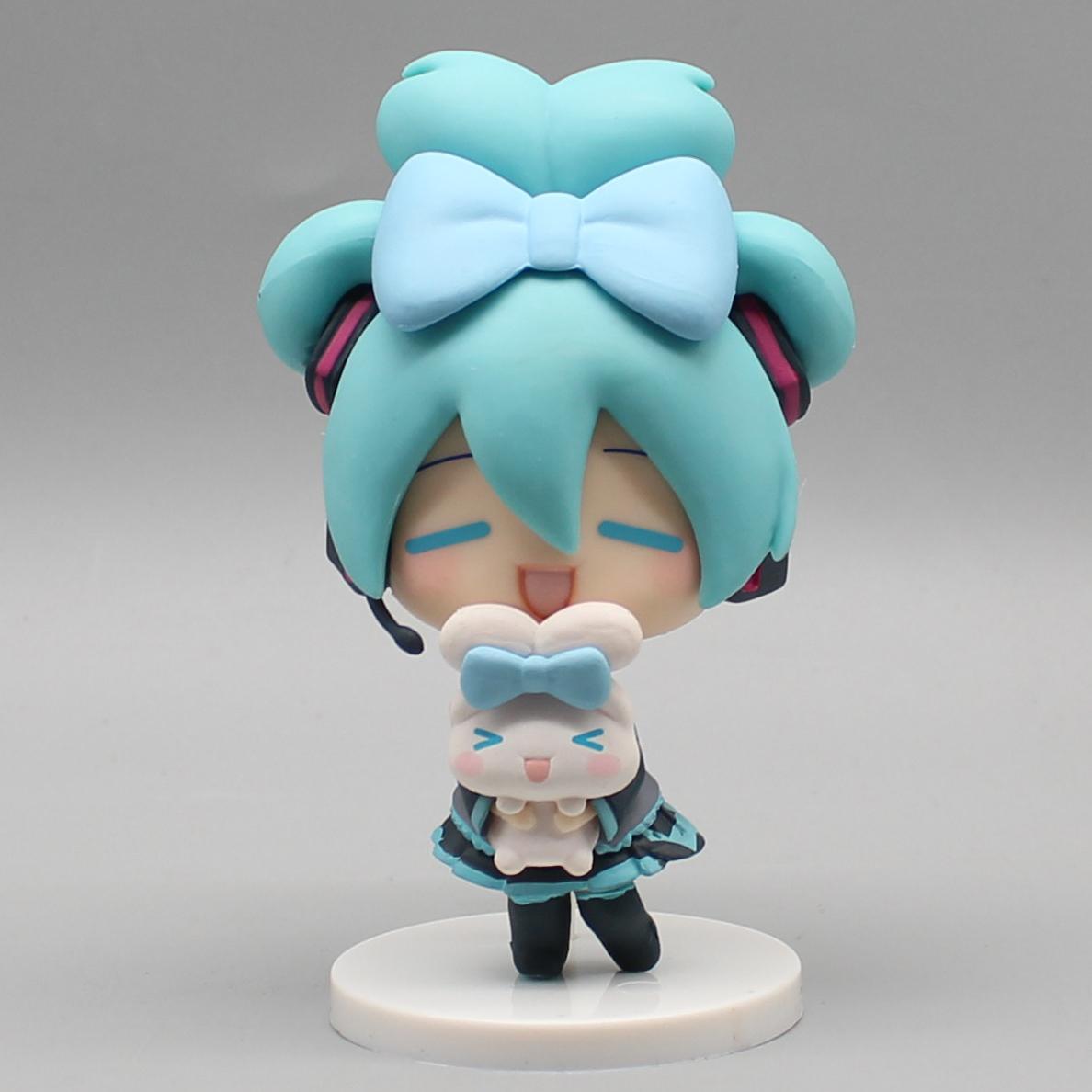 

Vocaloid Star Animation Figurine Holding Cinnamoroll Bean Eyed Kawaii Tabletop Decorations Action Figures Figure Miniature Children ToyGift