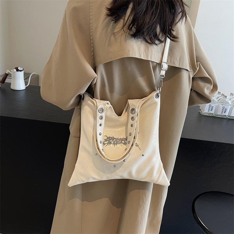 Nischendesign Dark Wind Spice Girl Handnieten-Achseltasche 2025 neu große Kapazität Schulter Crossbody Tragetasche