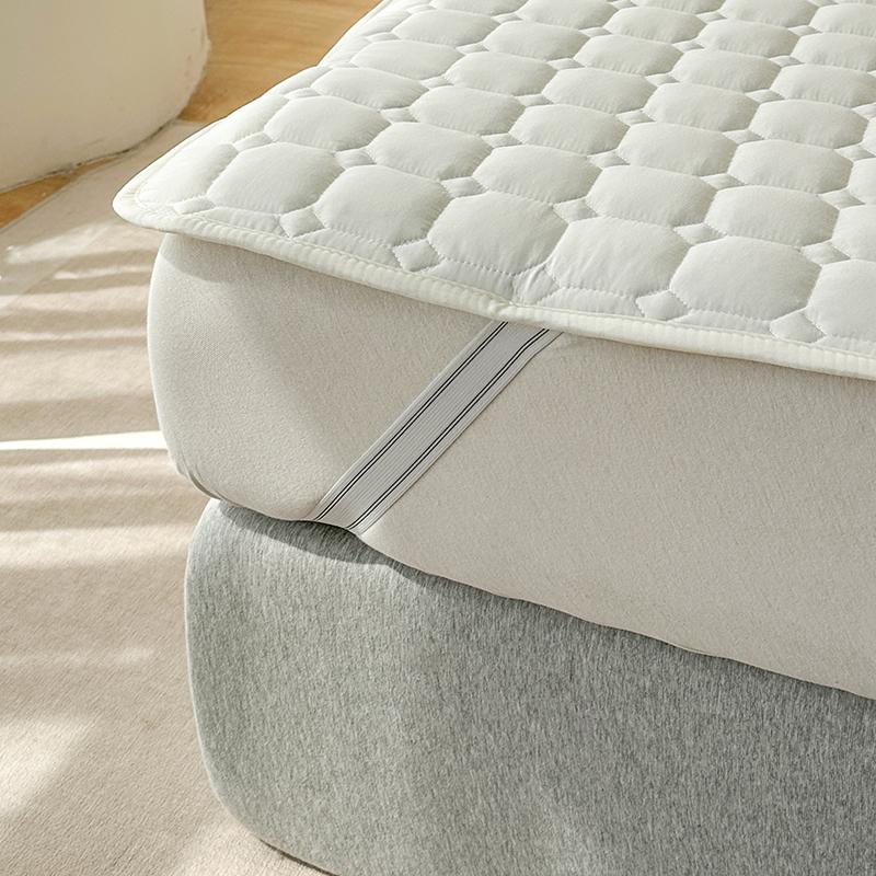 Quilted Mattress Cover Breathable Mattress Protector,Bed Sheet with Straps,Soft,Washable,Anti-Slip,Hypoallergenic, Noiseless
