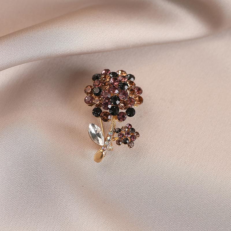Retro Rhinestone Floral Brooch, High-end and Light Luxury Women's Versatile Brooch, Niche Design Sense Brooch