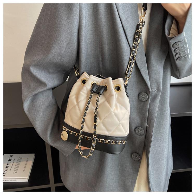 Fashionable Water Bucket Handbag With Chain Strap And Inner Compartments