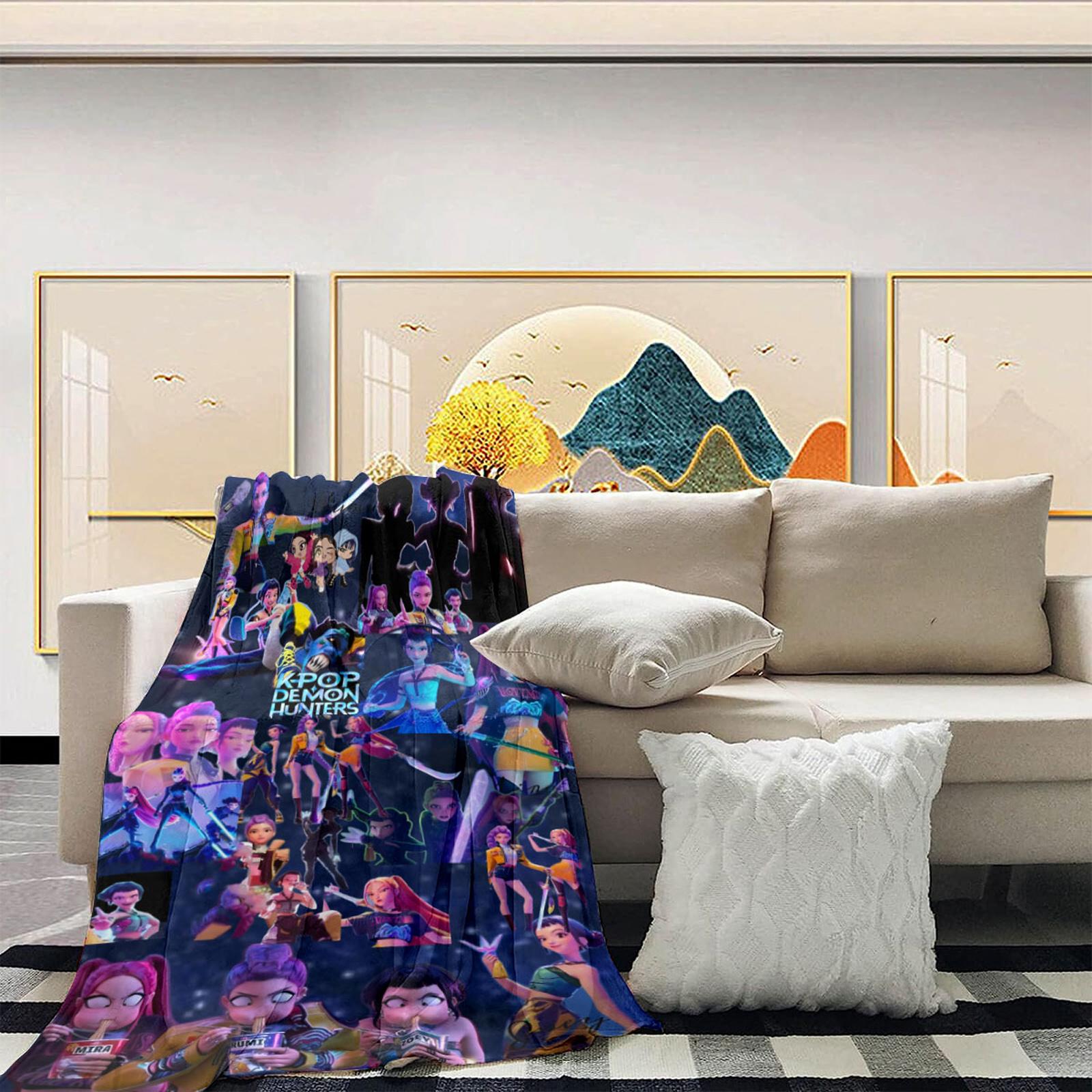 

Этот уютный плед украшен принтом «И» и «», вдохновленным девушками-ведьмачками, демонстрирующим персонажей в действии. One Size