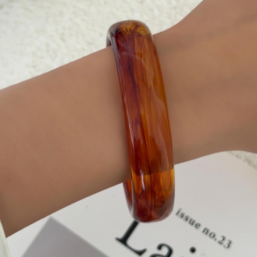SHIXIN Fashion Brown Off White Resin Acrylic Wide Bracelets for Women Vintage Stackable Round Chunky Cuff Bangle Jewelry Gift