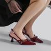 Die neuen Damenschuhe sind vielseitig und verfügen über eine einseitige Schnalle, eine spitze Zehenpartie mit Ausschnitt und dünne Flip-Flops mit Absatz.