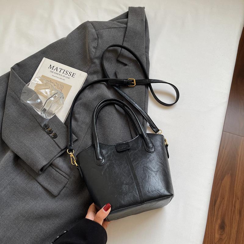 Hand bag women's 2025 new trendy high-end sense exquisite super fire commuter shoulder bag crossbody portable bucket bag