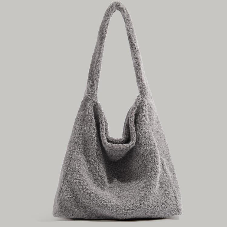 

Korean version of ins lazy wind 2025 new autumn and winter tote bag plush large capacity commuter shoulder armpit letter bag серый